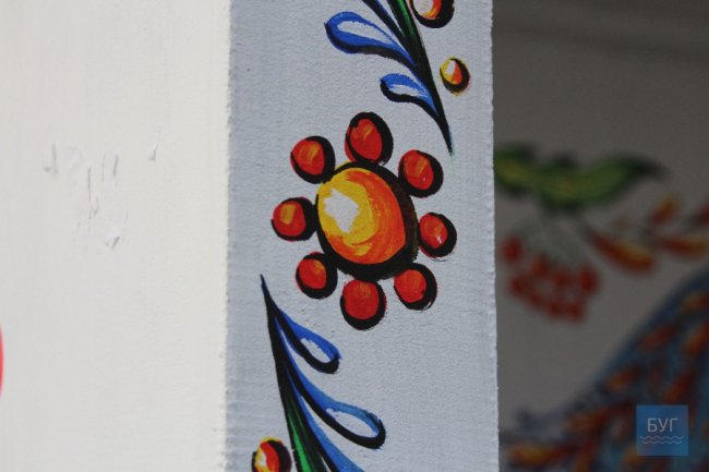 На Волині художниця розмалювала зупинку «петриківкою». ФОТО