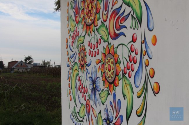 На Волині художниця розмалювала зупинку «петриківкою». ФОТО