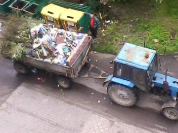 У місті на Волині сортоване сміття скидають в один причіп. ФОТО