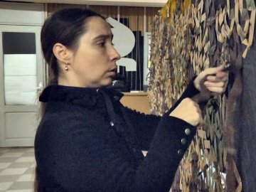 Лучани та переселенці разом плетуть сітки для військових