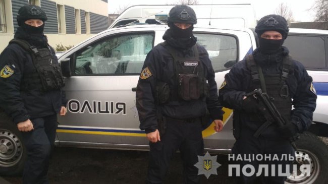 У Луцьку біля гуртожитку чоловік погрожував студентам пістолетом. ФОТО 