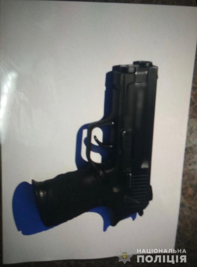 У Луцьку біля гуртожитку чоловік погрожував студентам пістолетом. ФОТО 