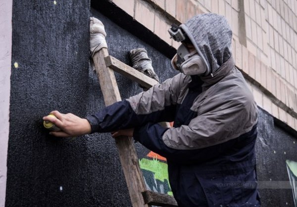 Як на будинку в Луцьку з'явився кількаметровий равлик. ФОТО