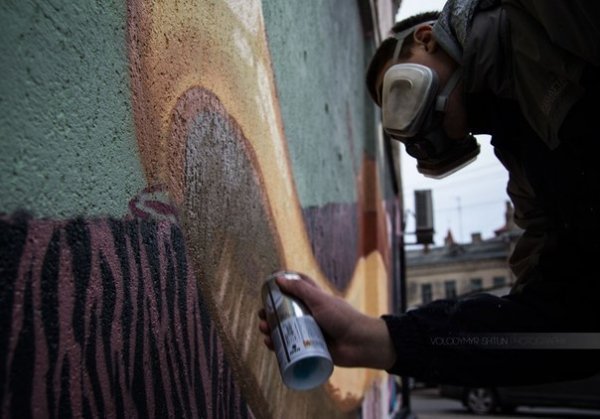 Як на будинку в Луцьку з'явився кількаметровий равлик. ФОТО