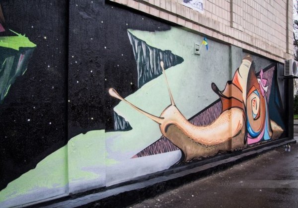 Як на будинку в Луцьку з'явився кількаметровий равлик. ФОТО