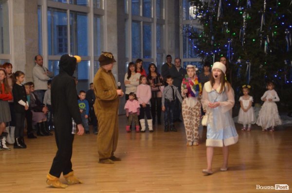  Ялинка, цукерки та мультяшні лемури: луцьким дітям влаштували новорічне свято