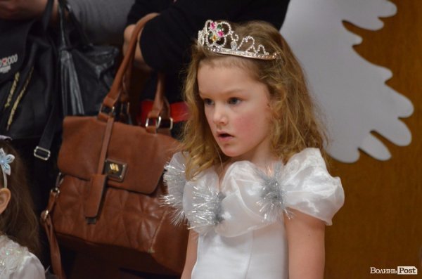  Ялинка, цукерки та мультяшні лемури: луцьким дітям влаштували новорічне свято