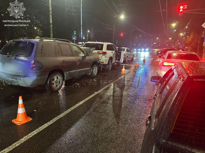 Зіткнулись три автівки: у Луцьку п'яний водій скоїв аварію