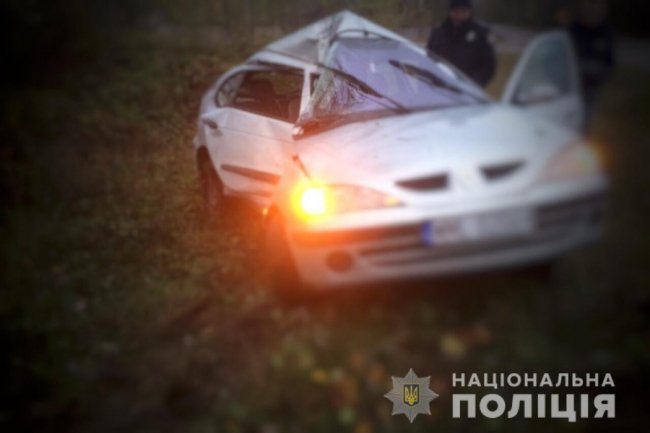 Уночі на Волині авто врізалося в дерево: водійка – у реанімації. ФОТО