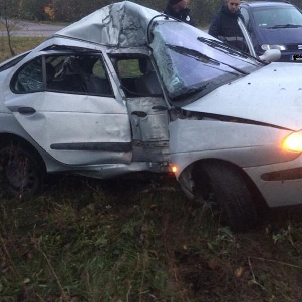 Уночі на Волині авто врізалося в дерево: водійка – у реанімації. ФОТО