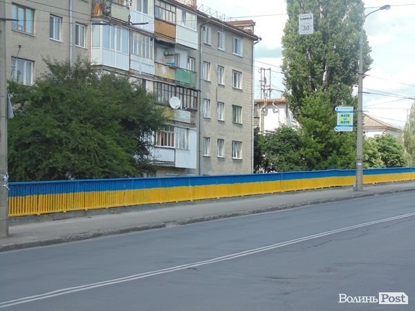 У Луцьку продовжили розфарбовувати «патріотичний» міст. ФОТО