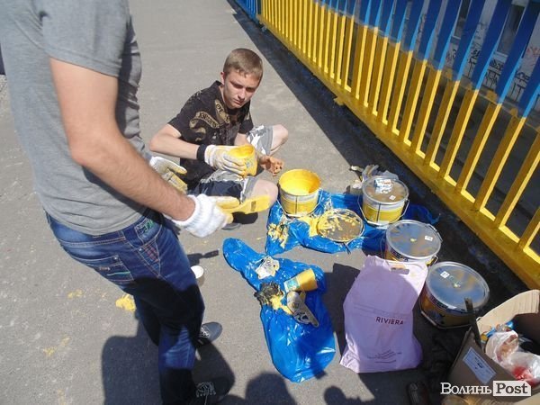 У Луцьку продовжили розфарбовувати «патріотичний» міст. ФОТО
