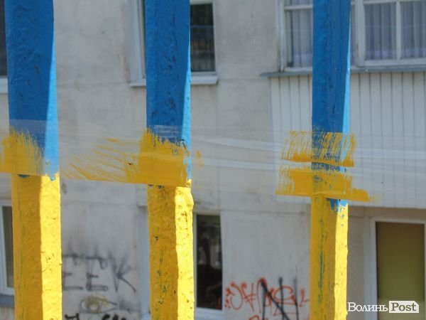 У Луцьку продовжили розфарбовувати «патріотичний» міст. ФОТО