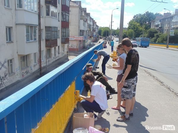 У Луцьку продовжили розфарбовувати «патріотичний» міст. ФОТО