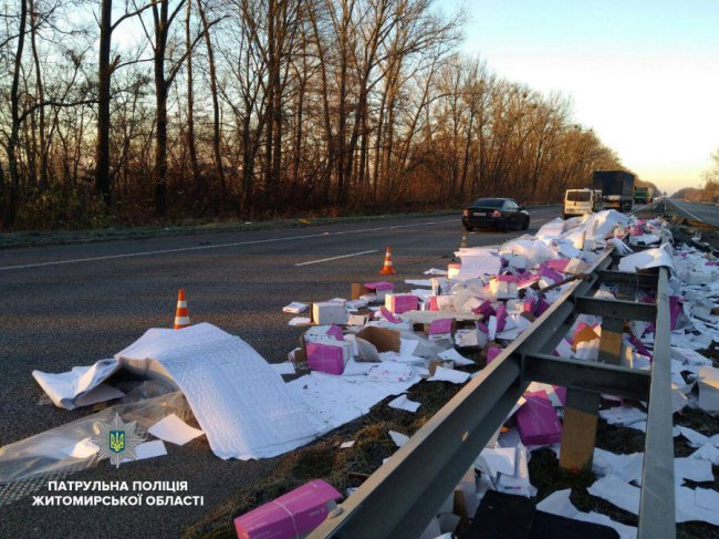 На трасі Київ-Чоп зіткнулися дві вантажівки: рух ускладнений. ФОТО