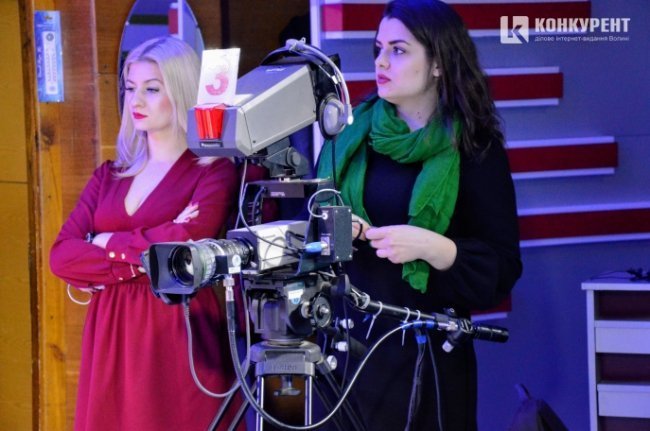 На Протилежному погляді працюють дівчата, які знають, як поводити себе з технікою