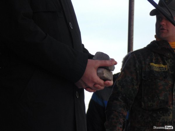 Прокурору Волині вручили бруківку з Майдану – «щоб пам’ятав». ВІДЕО