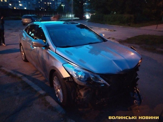 У Луцьку очевидці розшукали авто, яке водій покинув після аварії на сусідній вулиці. ФОТО