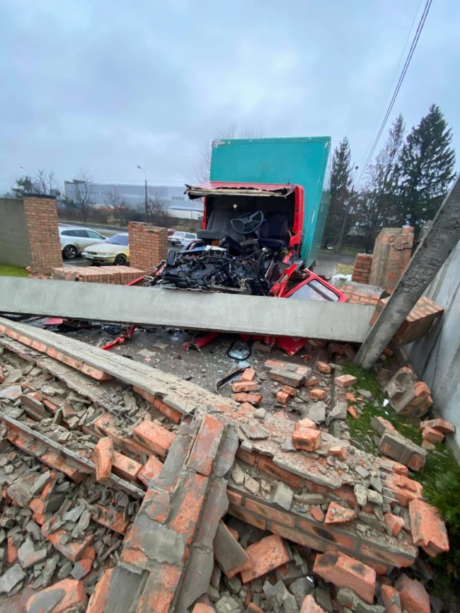 У Луцьку водій вантажівки розтрощив бетонну арку. ФОТО