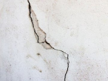 У Луцьку зупинка «падає людям на голову»