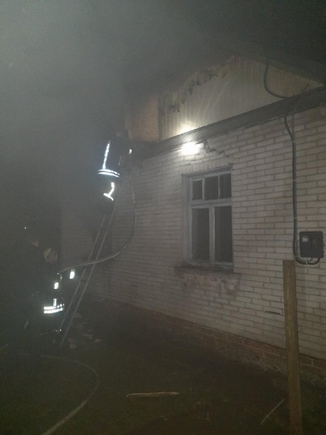 На Волині із палаючого будинку врятували 89-річного чоловіка і 83-річну жінку
