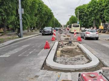 На центральному проспекті Луцька облаштовують «острівці безпеки»: реакція водіїв. ВІДЕО