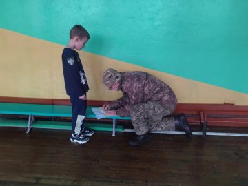Військовий завітав до ліцею в Луцьку, аби подякувати учневі за подарунок