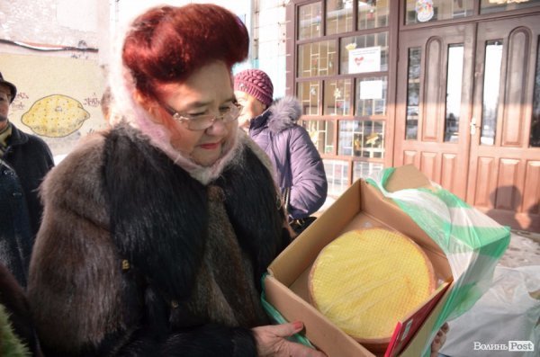 Луцька «Батьківщина» передала на передову смаколики та ремнабори для бійців