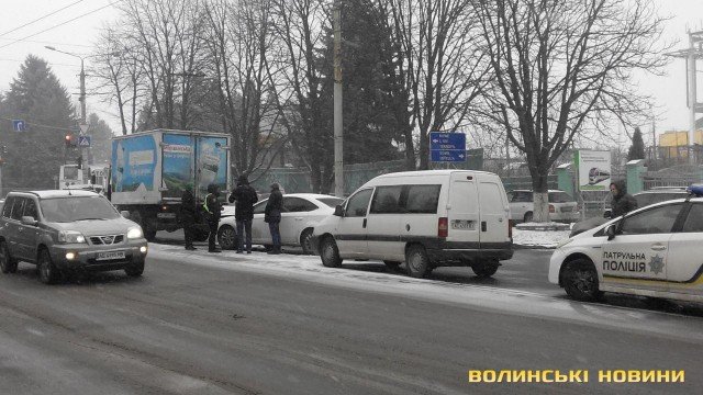 У Луцьку легковик «поцілував» вантажівку. ФОТО