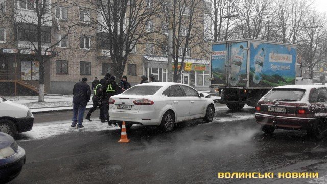 У Луцьку легковик «поцілував» вантажівку. ФОТО