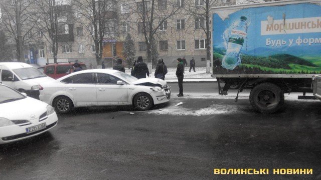 У Луцьку легковик «поцілував» вантажівку. ФОТО