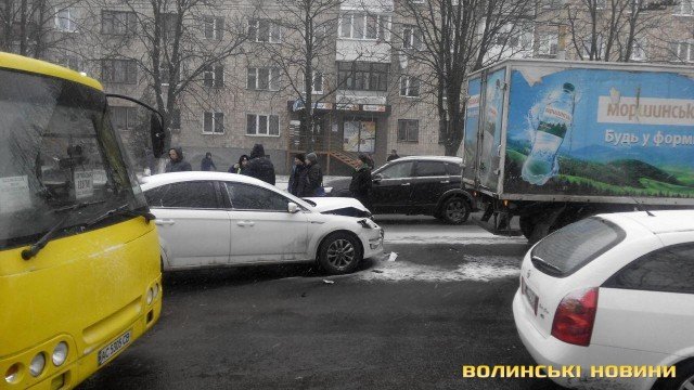 У Луцьку легковик «поцілував» вантажівку. ФОТО