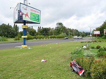 У Луцьку на Набережній – понівечені білборди. ФОТО