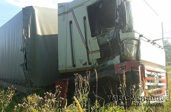 На Волині вантажівка зіткнулася з потягом. ФОТО