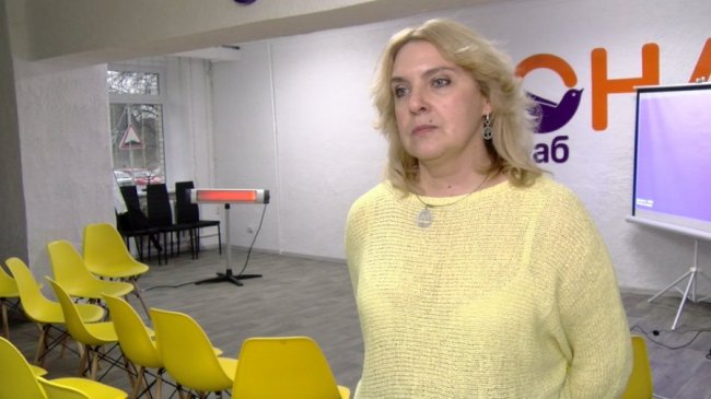 У Луцьку переселенка з Бучі презентувала моновиставу «Сильна». ВІДЕО