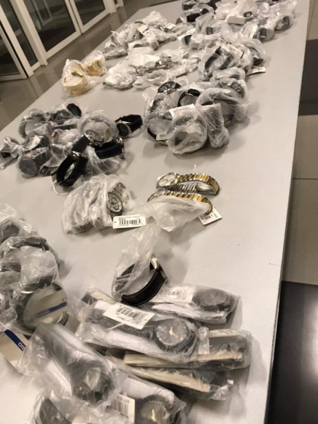 На «Ягодині» затримали волинянина, який під капотом Porsche перевозив партію дорогих годинників 