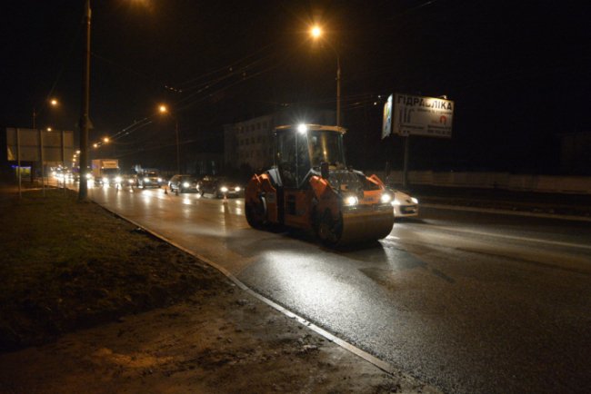 У мережі кепкують з комунальників, які у Луцьку вкладали асфальт у дощ. ФОТО. ВІДЕО