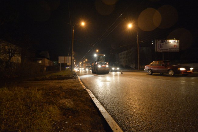 У мережі кепкують з комунальників, які у Луцьку вкладали асфальт у дощ. ФОТО. ВІДЕО