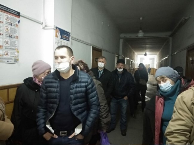 На Волині виборці чекають у черзі на вулиці, щоб проголосувати