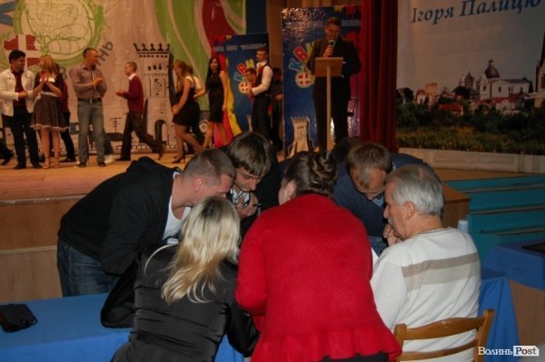 У Луцьку на КВНі із заступника луцького мера «зняли» джинси. ФОТО