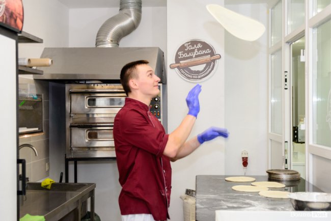 У новому магазині популярної луцької мережі «балують» покупців піцою просто з печі. ФОТО*