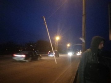 У Луцьку зламаний стовп висить на дротах і може впасти на людей