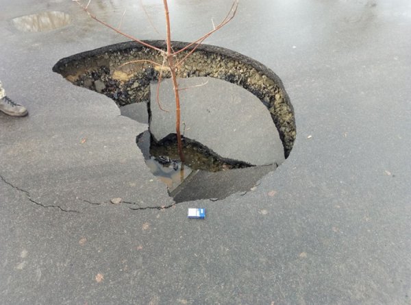 «То не яма, то ямище», - у Володимирі провалився асфальт