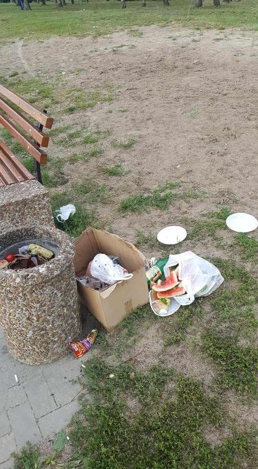 У Ковелі набережну закидали сміттям. ФОТО