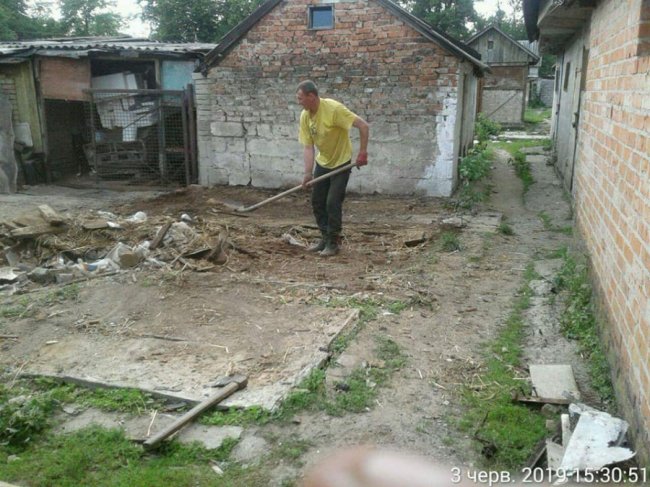 До чого вдаються лучани, аби їхні сараї не знесли муніципали. ФОТО