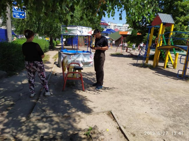 В Луцьку «бізнесмени» продавали алкоголь на дитячому майданчику. ФОТО