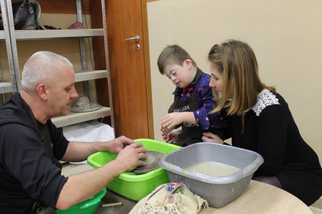 На Волині особливі діти ліпили посуд із глини