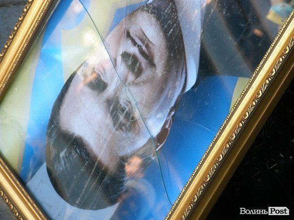 У Луцьку плювали в портрети Януковича. ФОТО