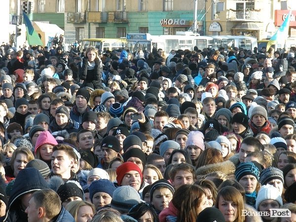У Луцьку плювали в портрети Януковича. ФОТО