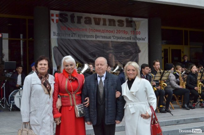 У Луцьку молоді вчителі влаштували запальні танці в центрі міста. ФОТО